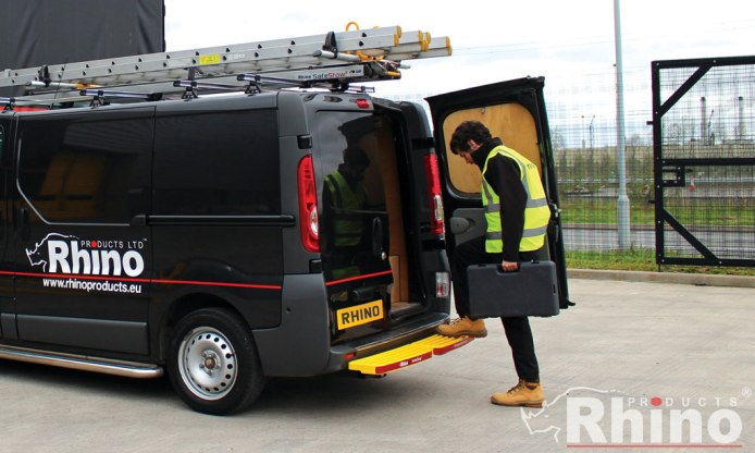 (image for) Maxus Deliver 9 - Triple step black - no reverse sensors